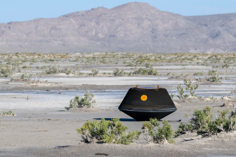  Капсула с образцами OSIRIS-REx, обгоревшая после прохождения через атмосферу Земли, приземлилась 24 сентября в пустыне Большого Солёного озера, штат Юта (источник изображения: Keegan Barber / NASA) 