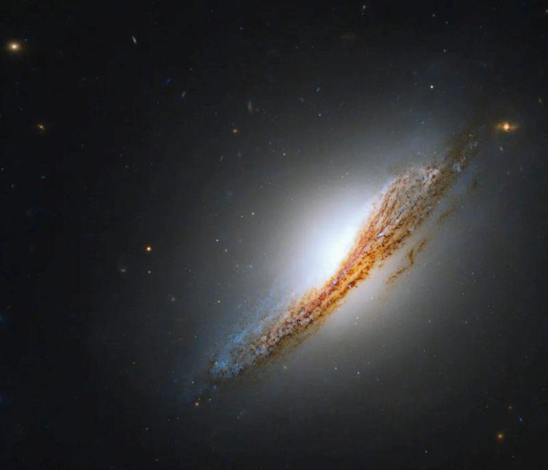 Телескоп «Хаббл» запечатлел редкую галактику с ярко светящейся центральной областью