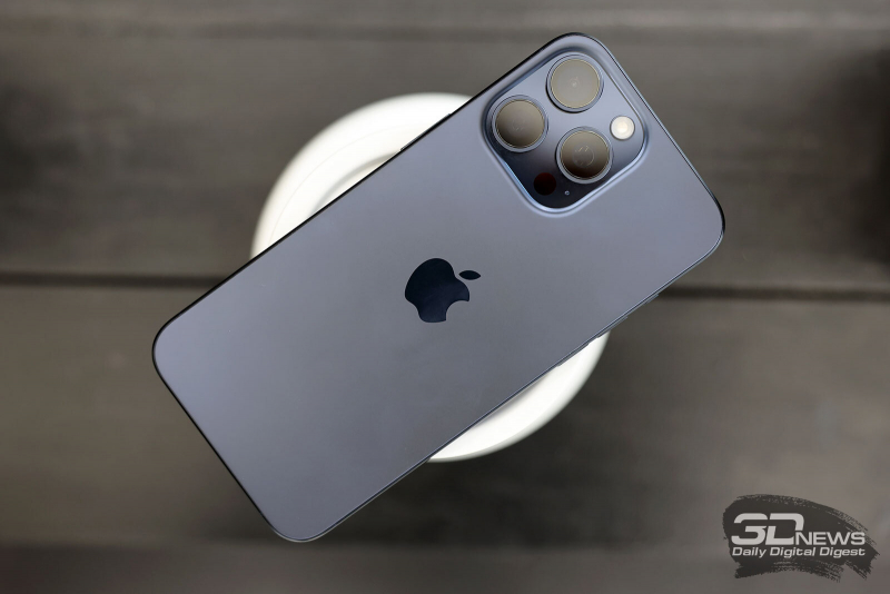  Apple iPhone 15 Pro Max, задняя панель: в углу — блок камер с тремя объективами, LiDAR, светодиодной вспышкой и микрофоном 