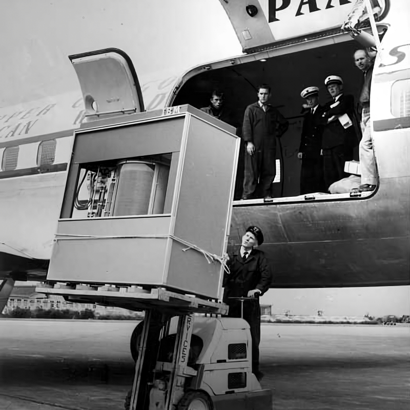  Чтобы похитить эти 5 Мбайт данных в 1956 г., потребовался бы не Джеймс Бонд, а Супермен (источник: IBM) 