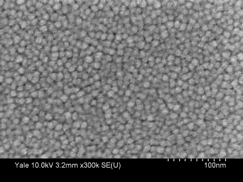  Магнитные зёрна на поверхности серийно изготавливаемого для пластин современных HDD покрытия: длина масштабного отрезка — 100 нм (источник: Yale Institute for Nanoscience and Quantum Engineering) 