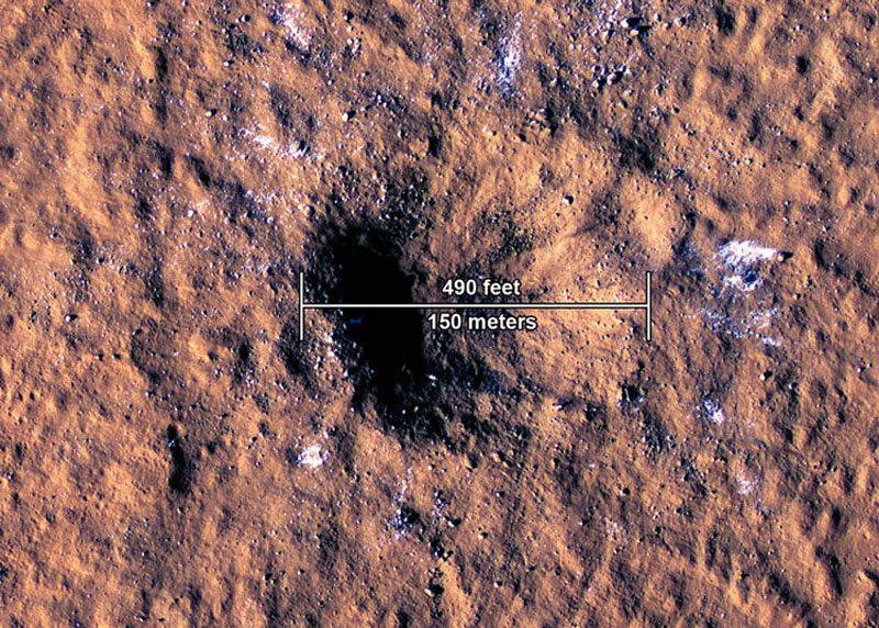  Свежий кратер от падения метеорита на Марсе 