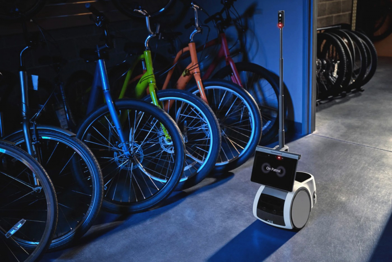 Amazon представила милого робота-охранника Astro for Business, который похож на пылесос с планшетом
