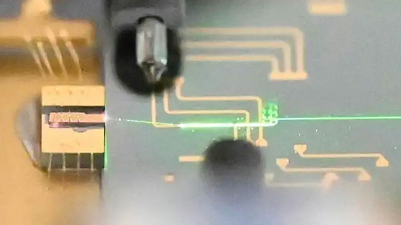 Калтех создал революционный миниатюрный лазер: он превратит смартфон в лабораторию, а атомные часы уместит в чип