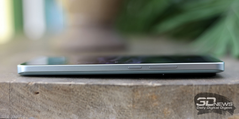  Xiaomi 13T Pro, правая грань: клавиша питания и клавиша регулировки громкости/спуска затвора камеры 