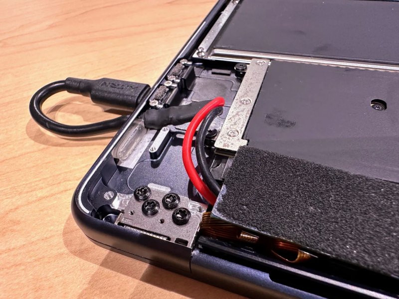  Только для эксперимента: кабель USB-C для питания трёх кулеров AirJet расположился на месте динамика MacBook Air 15 