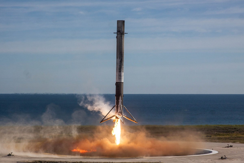  Реактивная посадка первой ступени ракеты-носителя Falcon 9 на сушу. Фото SpaceX 