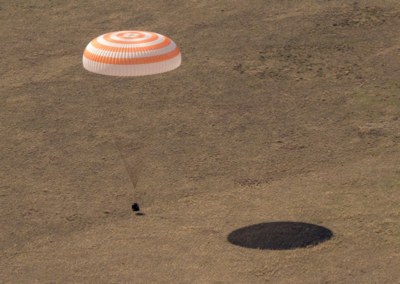  Парашютирование спускаемого аппарата корабля «Союз» перед посадкой. Фото NASA 