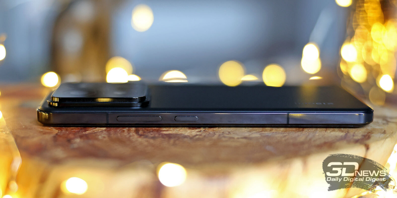 Xiaomi 14 Pro, правая грань: клавиша питания и клавиша регулировки громкости/спуска затвора камеры 