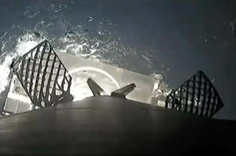  Посадка отработанной ступени ракеты-носителя Falcomn 9 на баржу в Атлантическом океане 