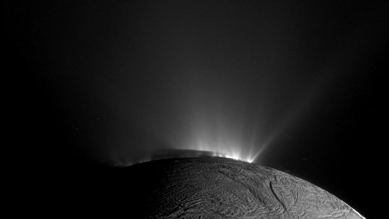  Шлейф газа, бьющий из трещин на поверхности Энцелада. Источник изображения: NASA/JPL-Caltech 