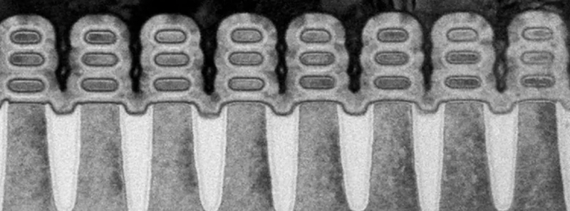  Поперечный (поперёк плавников, вдоль охватывающего их затвора) срез литографированного чипа с транзисторами GAAFET (источник: IBM) 