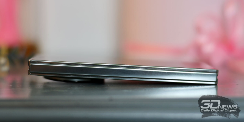  OnePlus Open в сложенном состоянии, левая грань: шарнир 