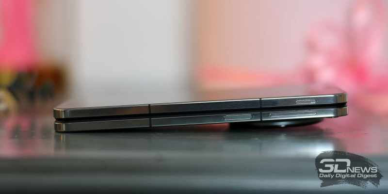  OnePlus Open в сложенном состоянии, правая грань: клавиша регулировки громкости и клавиша питания со встроенным сканером отпечатков, механический переключатель звуковых профилей 