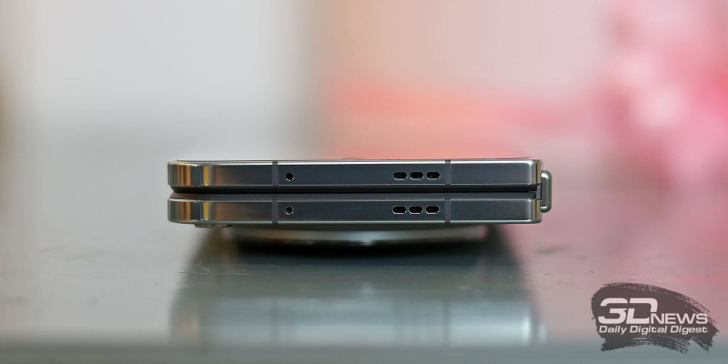  OnePlus Open в сложенном состоянии, верхняя грань: два микрофона и два динамика 