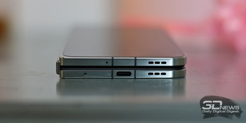  OnePlus Open в сложенном состоянии, нижняя грань: два динамика, порт USB Type-C, микрофон, слот для двух карточек nano-SIM 