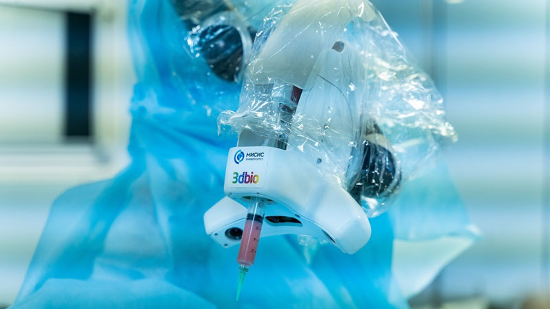 В России провели первую в мире операцию с роботом-биопринтером для печати мягких тканей прямо на ране пациента