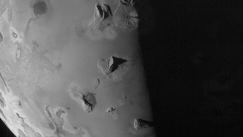  Фрагмент поверхности Ио при пролёте зондом «Юнона» 30 декабря 2024 года (нажмите для увеличения). Источник изображения: NASA 