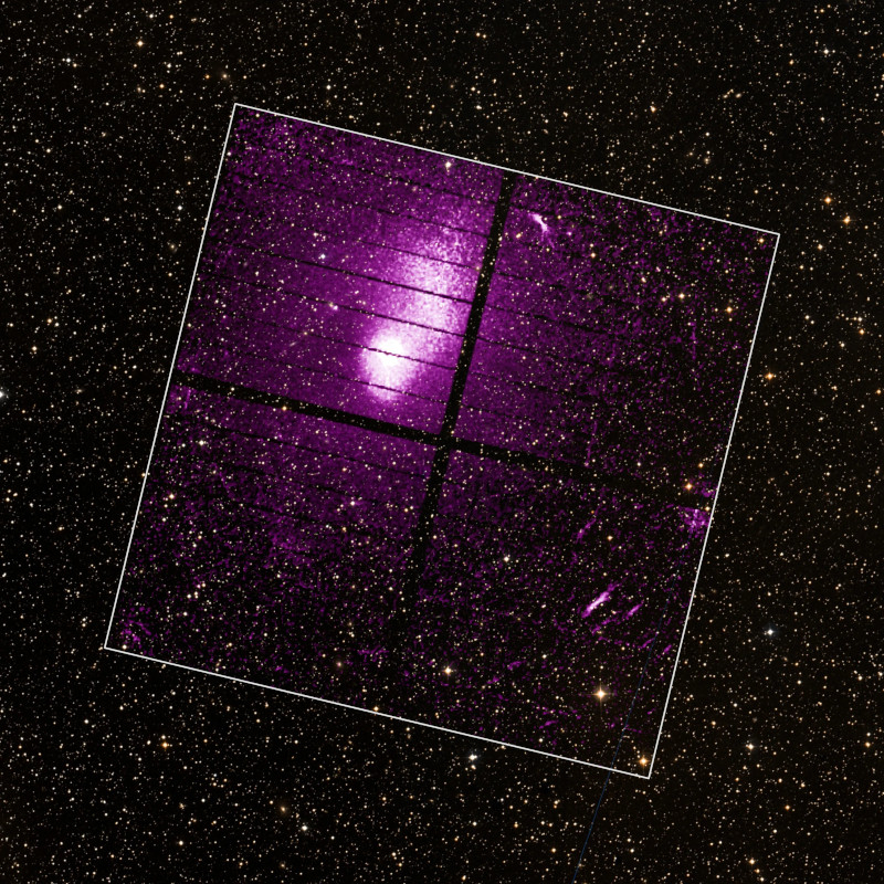  Прибор Xtend космической обсерватории XRISM зафиксировал скопление галактик Abell 2319 в рентгеновских лучах, показанное здесь фиолетовым цветом и очерченное белой рамкой, обозначающей область действия детектора 