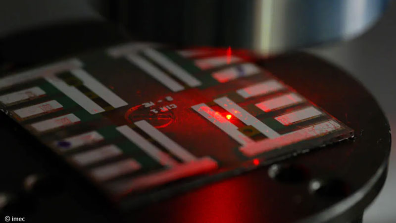  Прототип сверхъяркого светодиода из перовскита на сапфировой подложке. Источник изображения: Imec 