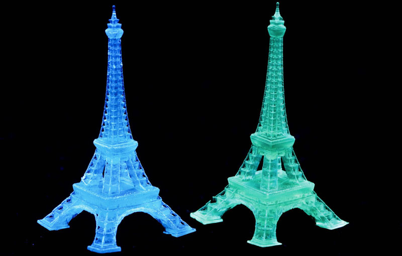  Модели Эйфелевой башни, напечатанные с использованием новых люменисцентных чернил. Источник изображения: Berkeley Lab 