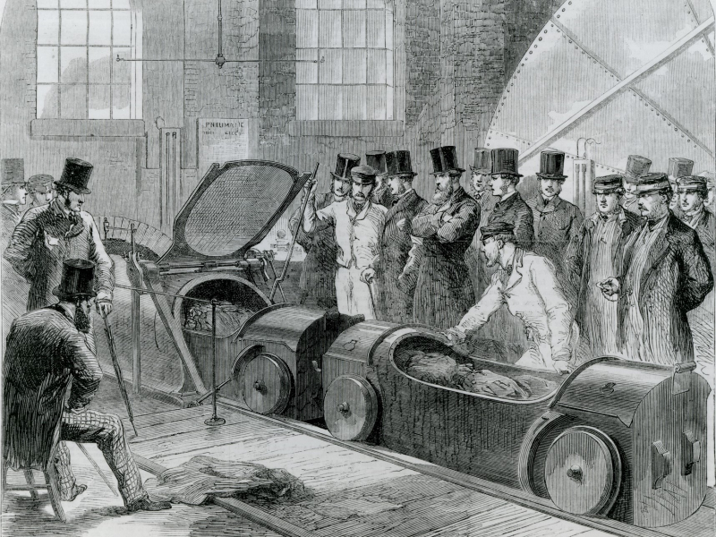  К концу XIX века лондонская пневмопочта доросла до пересылки грузов в тележках по чугунным трубам диаметром около 800 мм со стенками дюймовой толщины (источник: The Postal Museum) 