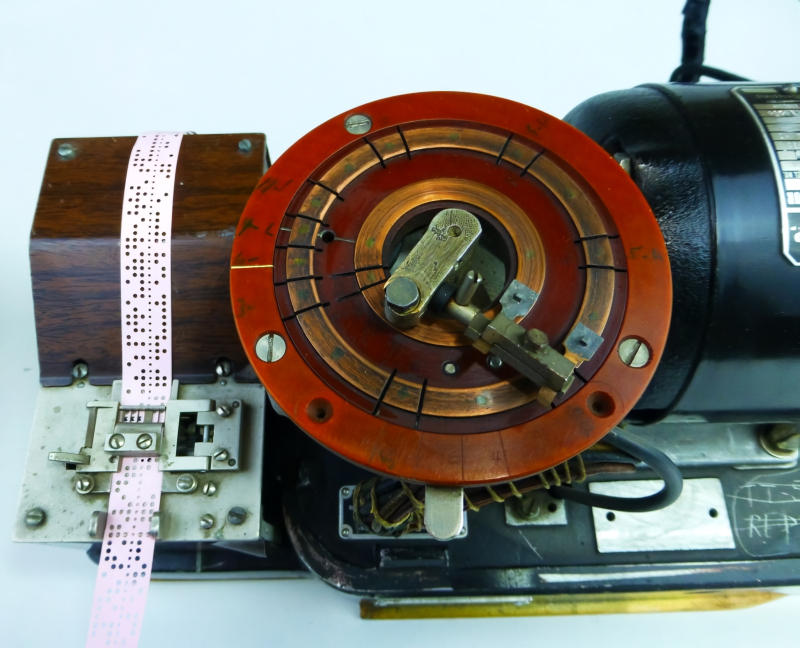  Американская шифровальная машина SIGTOT для кодирования телеграфных сообщений с одноразовым ключом-перфолентой, 1917 г. (источник: Cipher Machines) 
