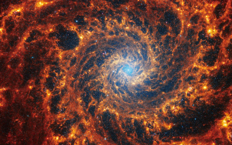  Комбинированное изображение галактики NGC 628 во всех диапазонах сразу 