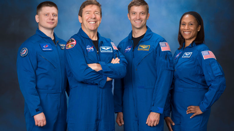 Российские космонавты-новички полетят на МКС на SpaceX Dragon в феврале и в августе