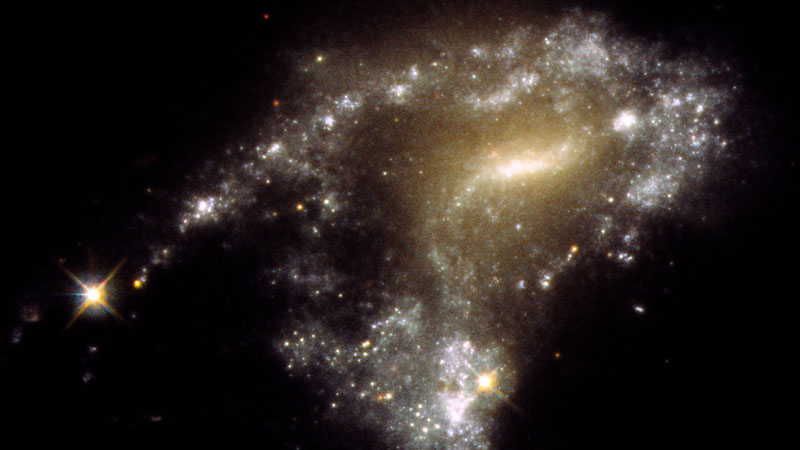 «Хаббл» увидел космическое «жемчужное ожерелье», образованное столкновением галактик