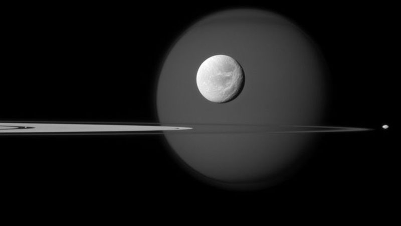  Кольца Сатурна и четыре его спутника: Пан, Титан, Диона и Пандора 