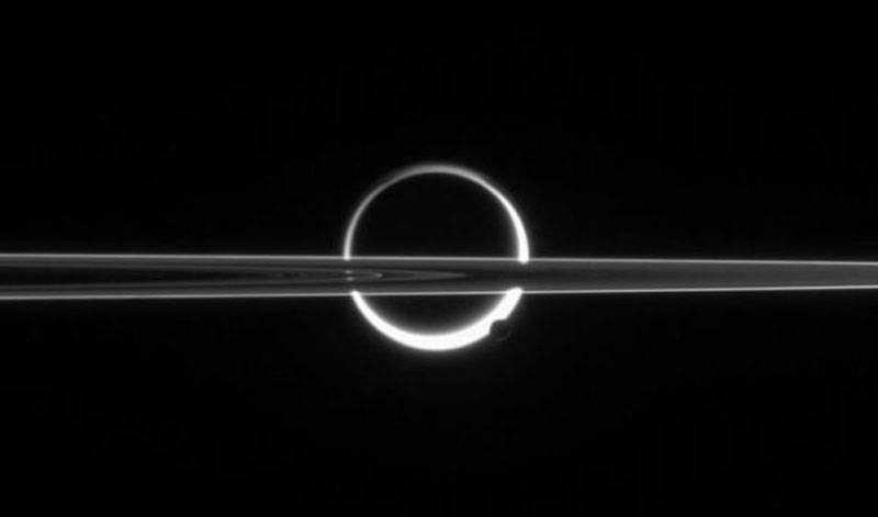  Подсвеченная Солнцем атмосфер Титана за кольцами и маленький Эцелад на фоне атмосферы 