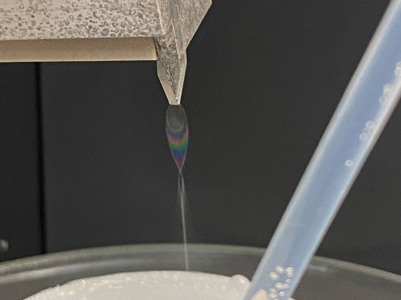  Экспериментальная установка, создающая тончаштую плёнку воды шириной около 1 см 