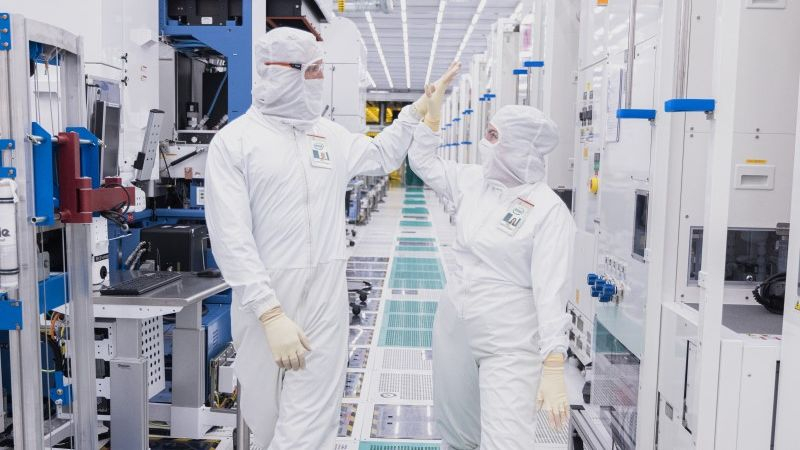 Intel будет сдавать в аренду оборудование и производственные площадки другим производителям чипов