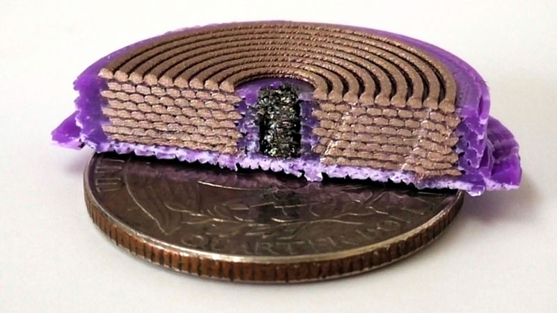  Напечатанный за один цикл электромагнит в разрезе (на монете 25 центов). Источник изображения: MIT 