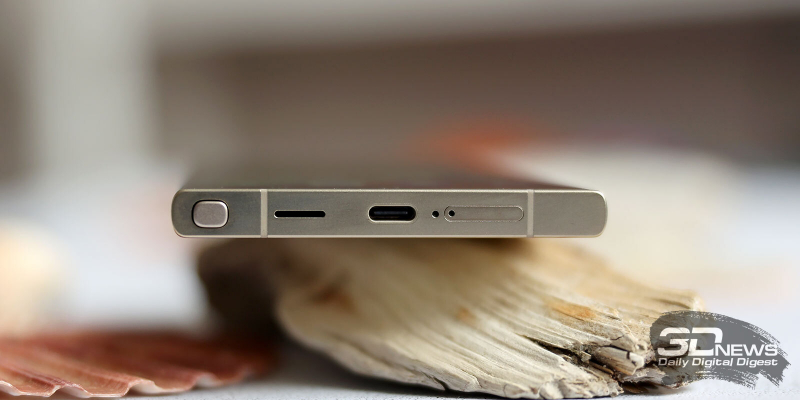  Samsung Galaxy S24 Ultra, нижняя грань: слот для карточек nano-SIM, микрофон, порт USB Type-C, основной динамик, паз для пера S Pen 