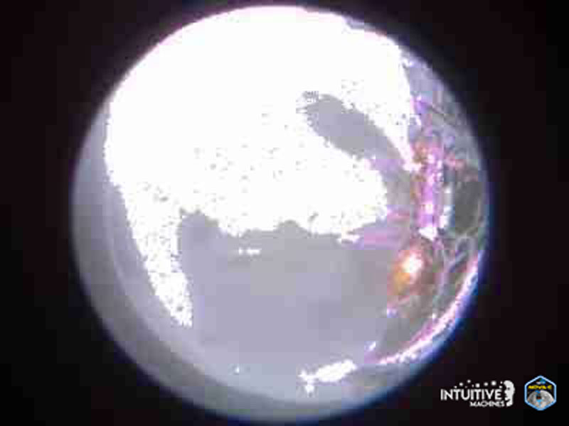  Снимок поверхности в месте посадки Луны одной из бортовых камер спускаемого модуля. Источник изображения: Intuitive Machines 