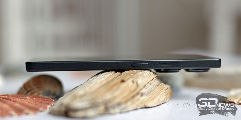  Xiaomi Redmi Note 13 Pro, правая грань: клавиша питания и клавиша регулировки громкости/спуска затвора камеры 