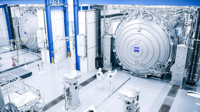  Сотрудники фабрики Carl Zeiss в немецком Оберкохене у огромной вакуумной камеры, в которой производятся испытания оптической системы для новейшего фотолитографа High NA EUV (источник: ASML) 