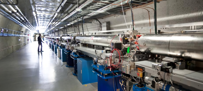  «Зал ондуляторов» (Undulator Hall) в системе большого линейного ускорителя SLAC состоит из 32 ондуляторов по 224 мощных магнита в каждом (источник: Stanford University) 