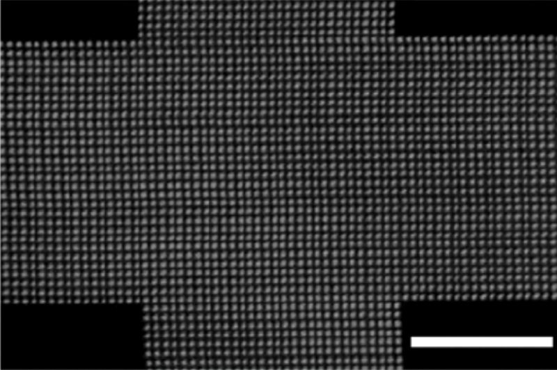  Полученное на сканирующем электронном микроскопе изображение наноструктур, изготовленных методом ионно-лучевой литографии; длина размерного отрезка (внизу справа) — 400 нм (источник: Microelectronic Engineering Journal) 