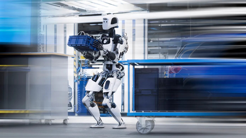Mercedes-Benz наймёт робота-гуманоида Apollo для тяжёлого низкоквалифицированного труда