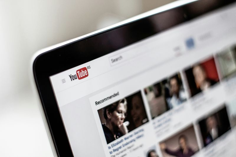 YouTube потребует маркировать реалистичный контент, сгенерированный ИИ