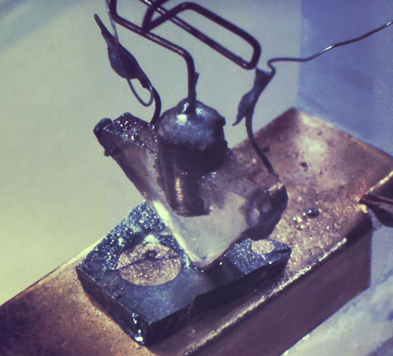  Один из первых в мире транзисторов (источник: AT&T) 