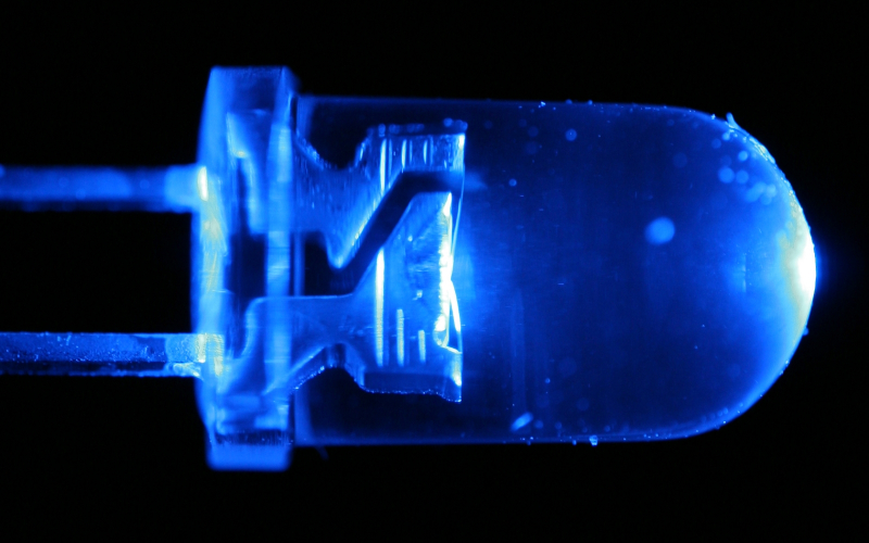  Макроснимок одного из первый серийных синих светодиодов (источник: Wikimedia Commons) 
