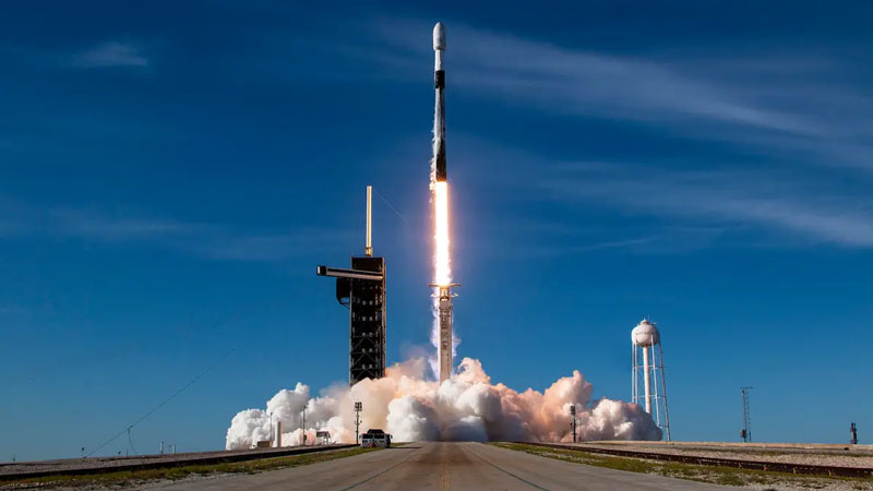 SpaceX запустила две ракеты Falcon 9 менее чем за четыре часа — запустить третью помешала погода