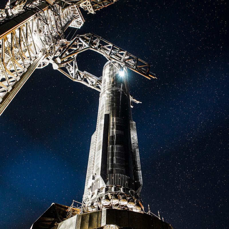 SpaceX начала собирать на стартовой площадке следующий Starship в преддверии четвёртого полёта в космос