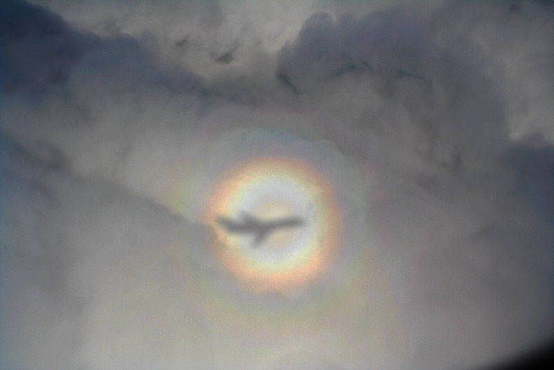  Пример глории на облаках Земли, когда объект находится между Солнцем и облачным фоном. Источник изображения: Википедия 