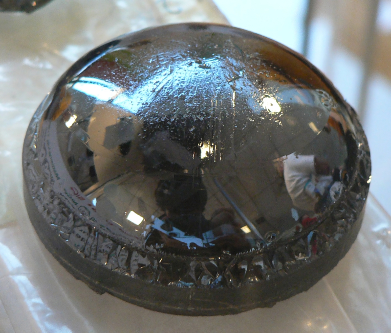  Монокристалл карбида кремния, выращенный в лаборатории: для промышленных нужд добиваются получения более протяжённой цилиндрической части, поскольку из полусферической будут выходить пластины меньшего диаметра (источник: Wikimedia Commons) 