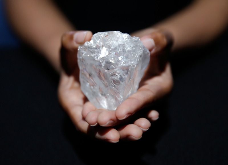  Один из крупнейших в мире натуральных алмазов — Lesedi la Rona («Наш свет» на языке тсвана), найденный в Ботсване в 2015 г., весит 1109 карат (около 222 г) и оценивался на момент обнаружения в 70 млн долл. Трудно даже сообразить, с чего начать перечисление причин, по которым подобные природные образцы полиморфной кубической модификации углерода не годятся для массового микроэлектронного производства (источник: NPR) 